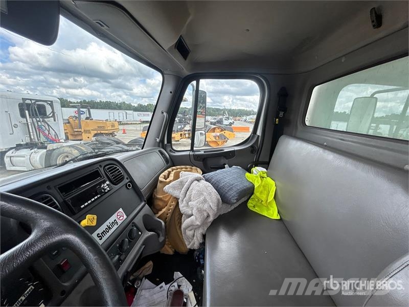 Freightliner M2 106 4x2 Van Truck Фургони