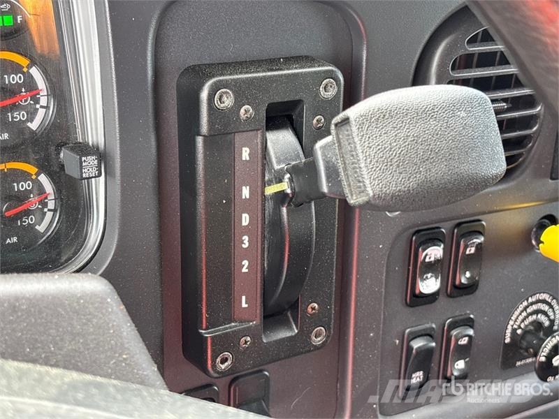 Freightliner M2 106 4x2 Van Truck Грузовики-Фургоны