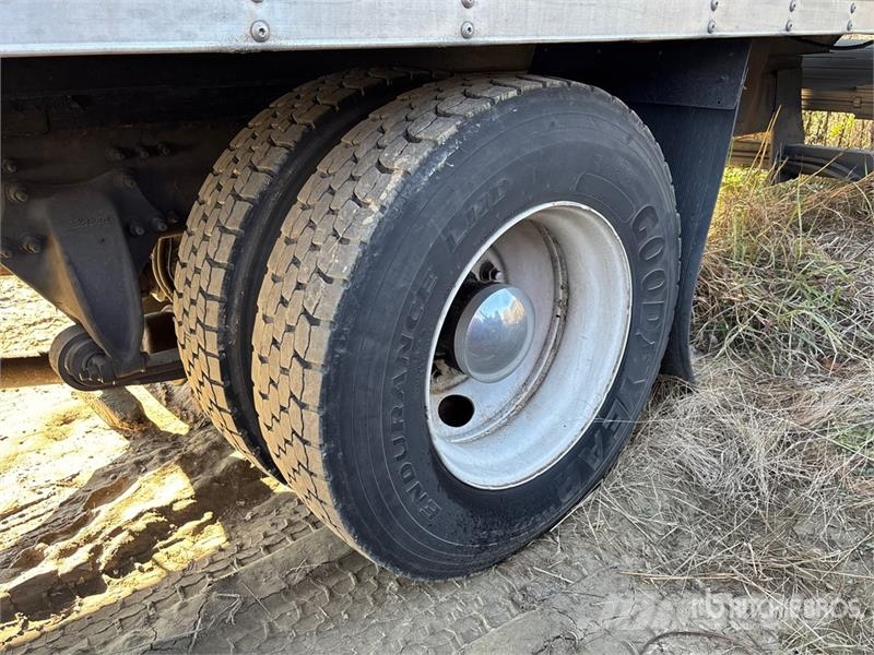 Freightliner M2 106 4x2 Van Truck Camiones con caja de remolque