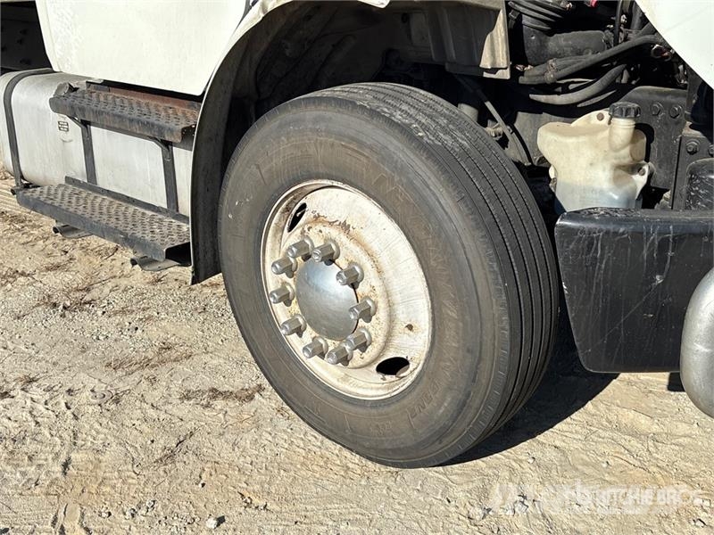 Freightliner M2 106 4x2 Van Truck Camiones con caja de remolque