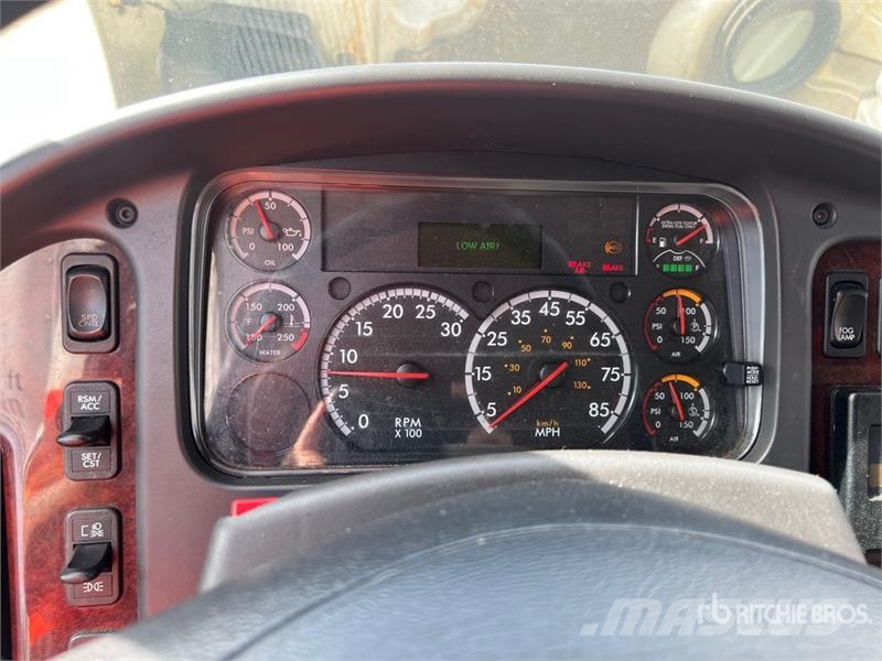 Freightliner M2 106 4x2 Van Truck شاحنات ذات هيكل صندوقي