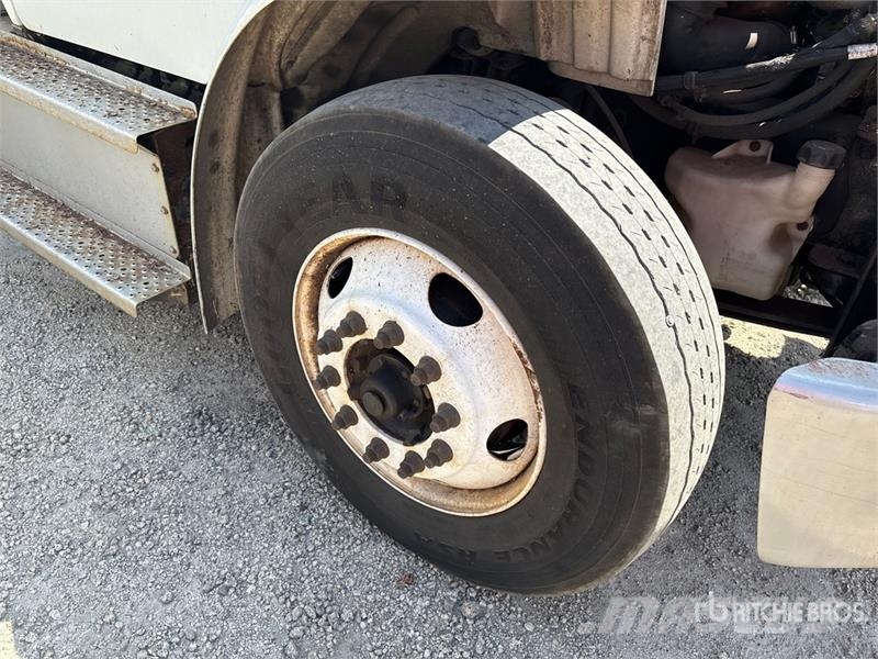 Freightliner M2 106 4x2 Van Truck Dobozos teherautók