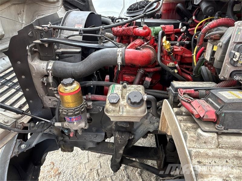 Freightliner M2 106 4x2 Van Truck شاحنات ذات هيكل صندوقي