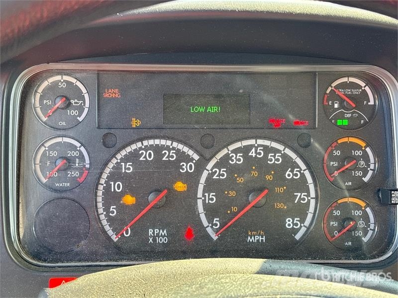Freightliner M2 106 4x2 Van Truck Camiones con caja de remolque