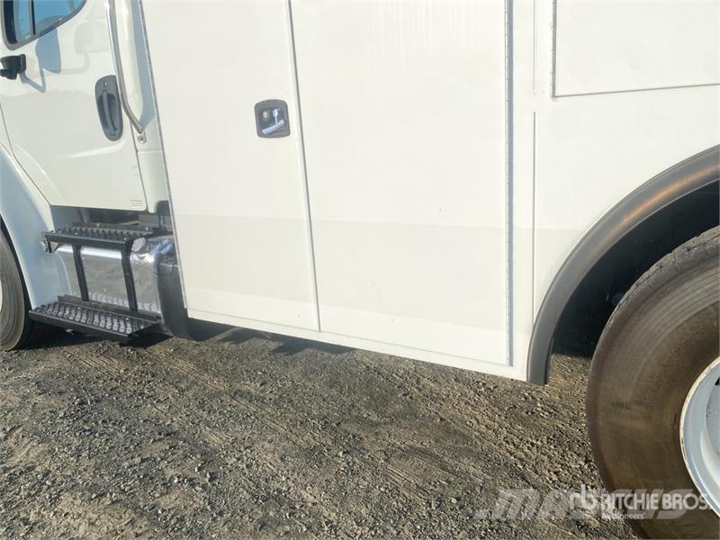 Freightliner M2 106 4x2 Service Truck Комбинированные дорожные машины