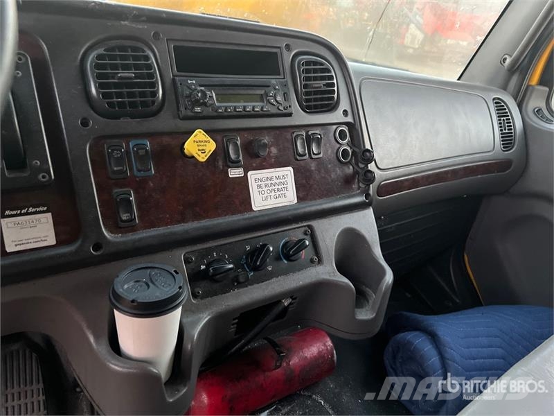 Freightliner M2 106 4x2 Van Truck شاحنات ذات هيكل صندوقي