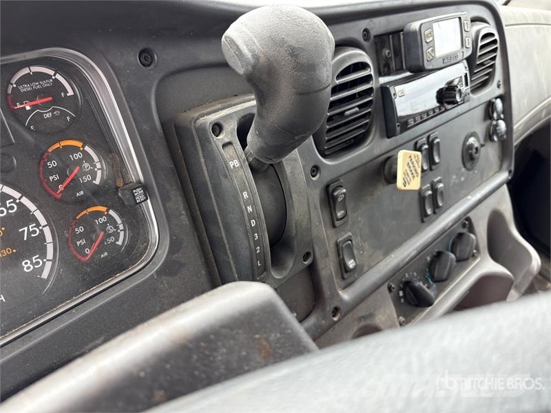 Freightliner M2 106 4x2 Cargo Van Truck Sunkvežimiai su dengtu kėbulu