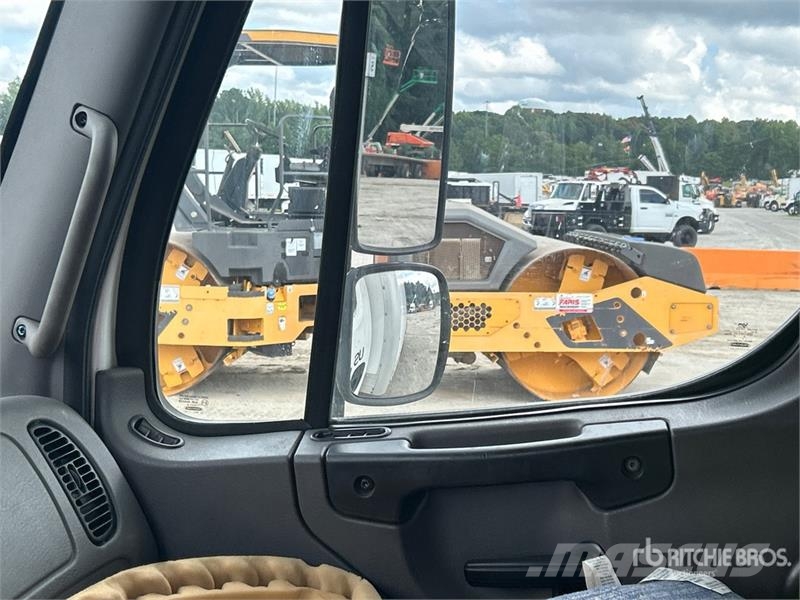 Freightliner M2 106 4x2 Van Truck Фургони
