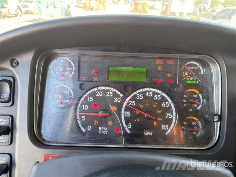 Freightliner M2 106 4x2 Van Truck Sanduk kamioni
