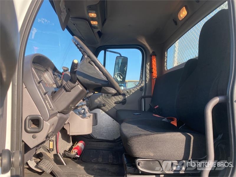 Freightliner M2 106 4x2 Service Truck Комбинированные дорожные машины