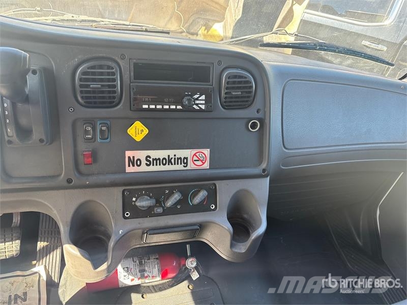 Freightliner M2 106 4x2 Van Truck Camiões de caixa fechada