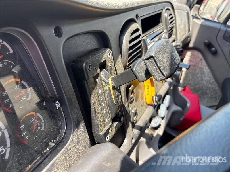 Freightliner M2 106 4x2 Van Truck Dobozos teherautók