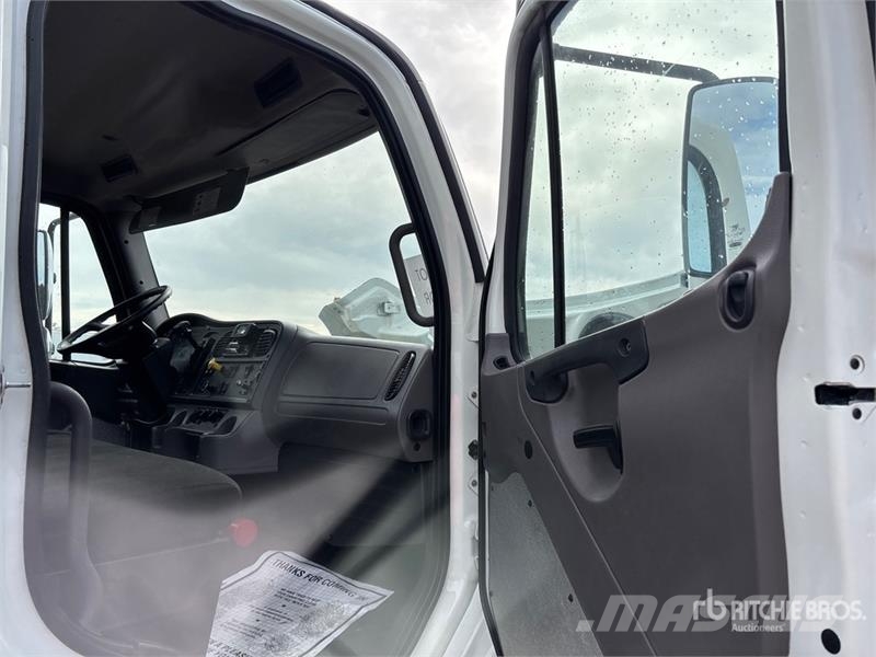 Freightliner M2 106 4x2 Van Truck Грузовики-Фургоны