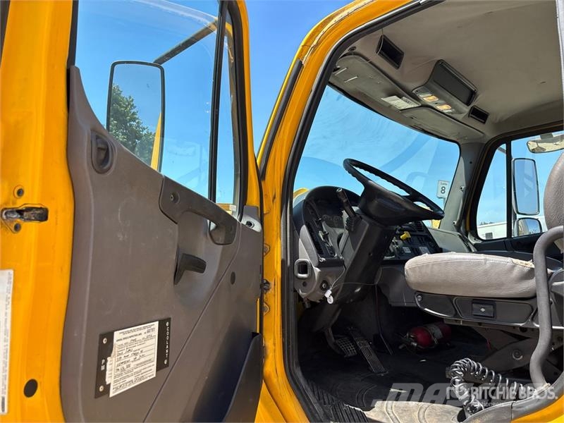 Freightliner M2 106 4x2 Van Truck Грузовики-Фургоны