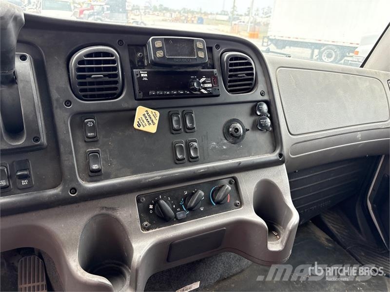 Freightliner M2 106 4x2 Cargo Van Truck Sunkvežimiai su dengtu kėbulu