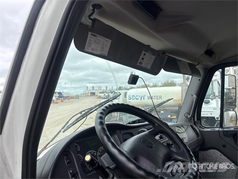 Freightliner M2 106 4x2 Van Truck (Inoperable) Skåpbilar