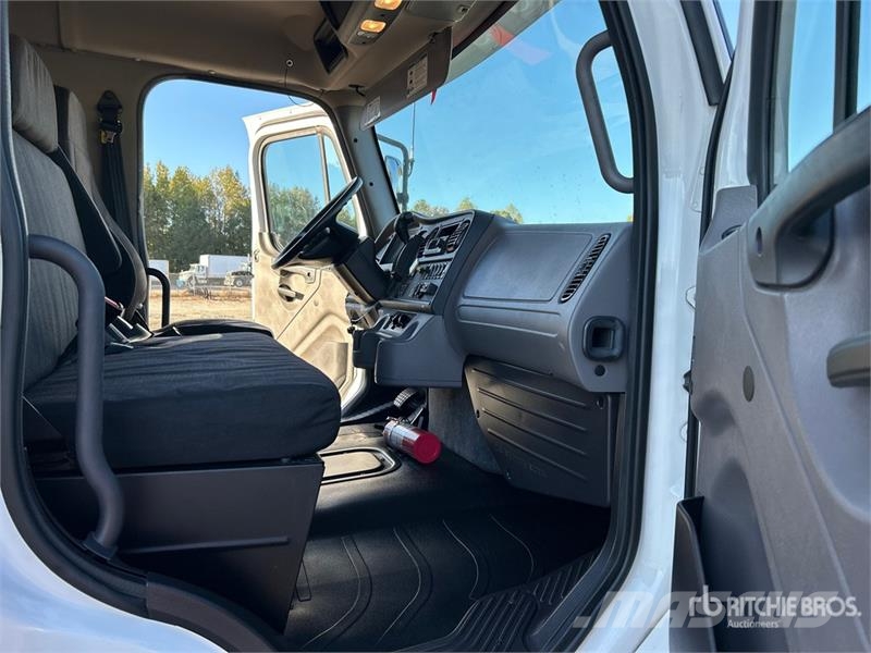 Freightliner M2 106 4x2 Moving Van Truck Furgons