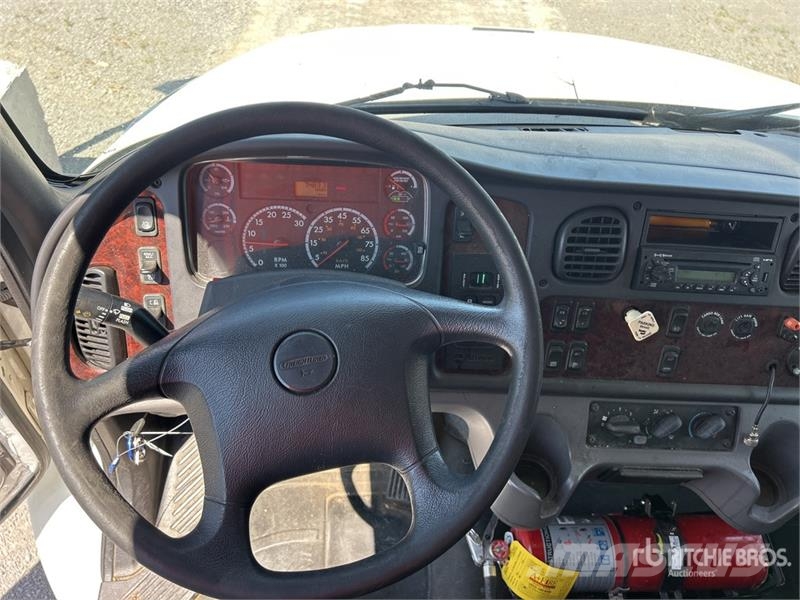 Freightliner M2 106 4x2 Van Truck Грузовики-Фургоны