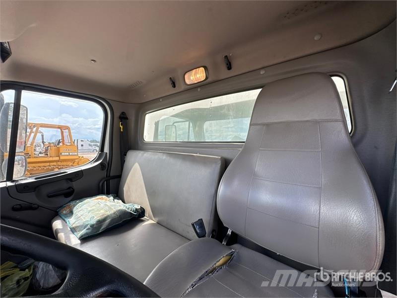 Freightliner M2 106 4x2 Van Truck شاحنات ذات هيكل صندوقي