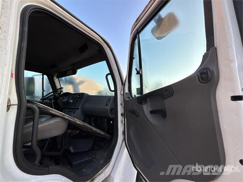 Freightliner M2 106 4x2 Van Truck (Inoperable) Kofferaufbau