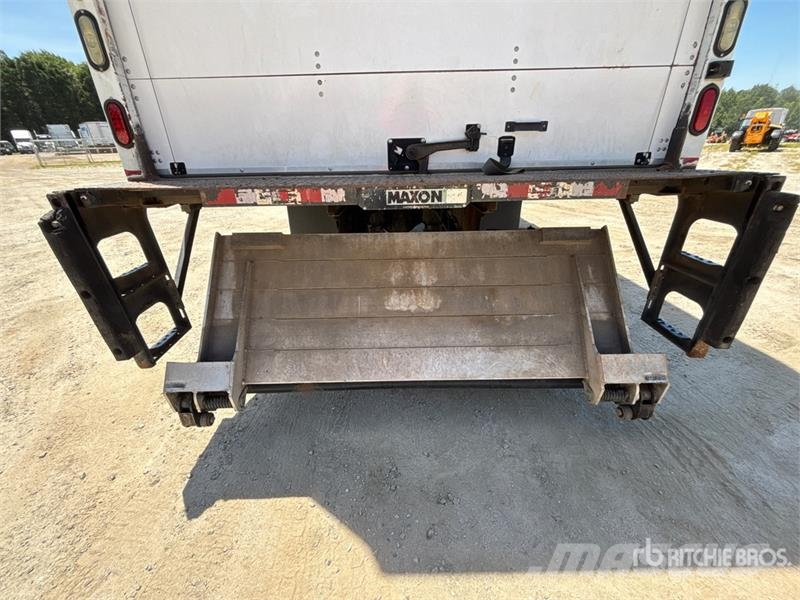 Freightliner M2 106 4x2 Van Truck Грузовики-Фургоны