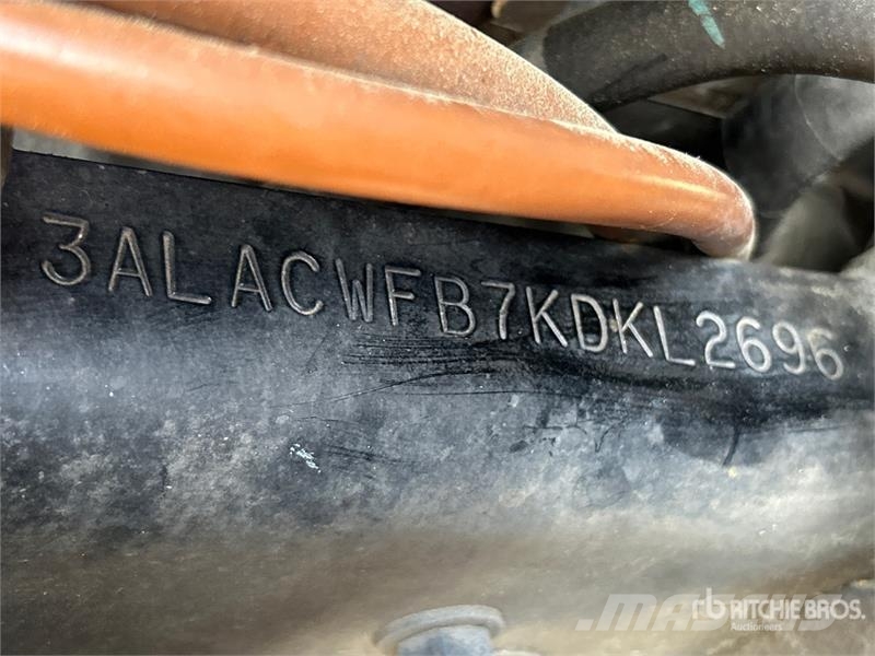Freightliner M2 106 4x2 Van Truck Camiones con caja de remolque