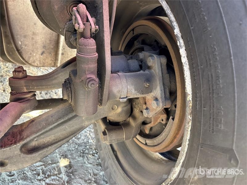 Freightliner M2 106 4x2 Van Truck Camiones con caja de remolque