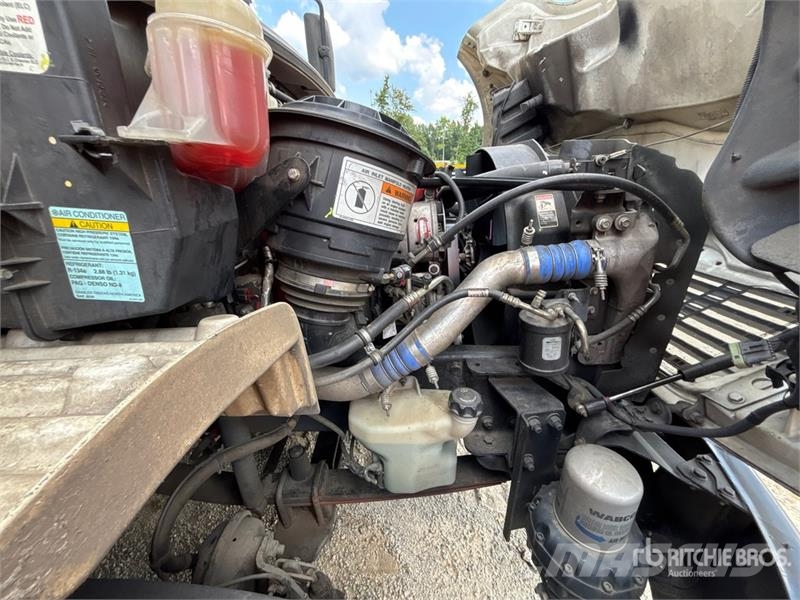 Freightliner M2 106 4x2 Van Truck شاحنات ذات هيكل صندوقي