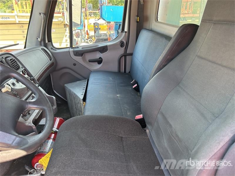 Freightliner M2 106 4x2 Van Truck Грузовики-Фургоны