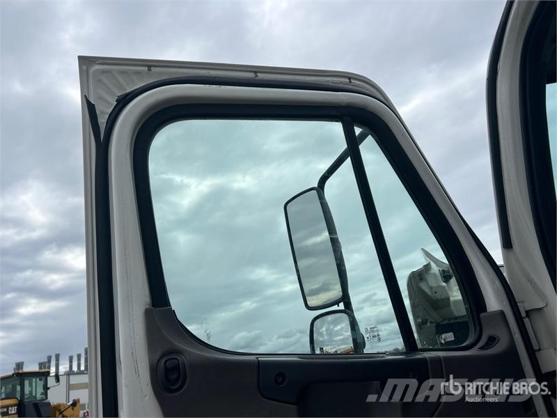Freightliner M2 106 4x2 Van Truck Sanduk kamioni