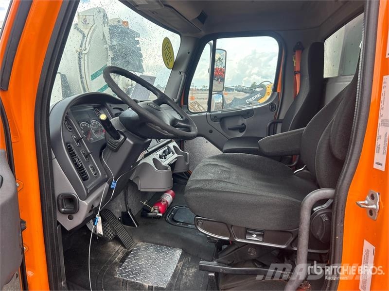 Freightliner M2 106 4x2 Van Truck Box trucks