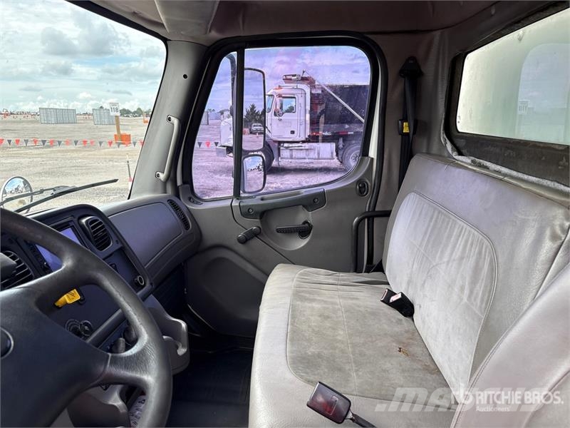 Freightliner M2 106 Van Truck Tovornjaki zabojniki
