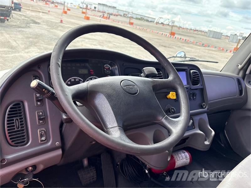 Freightliner M2 106 Van Truck Tovornjaki zabojniki