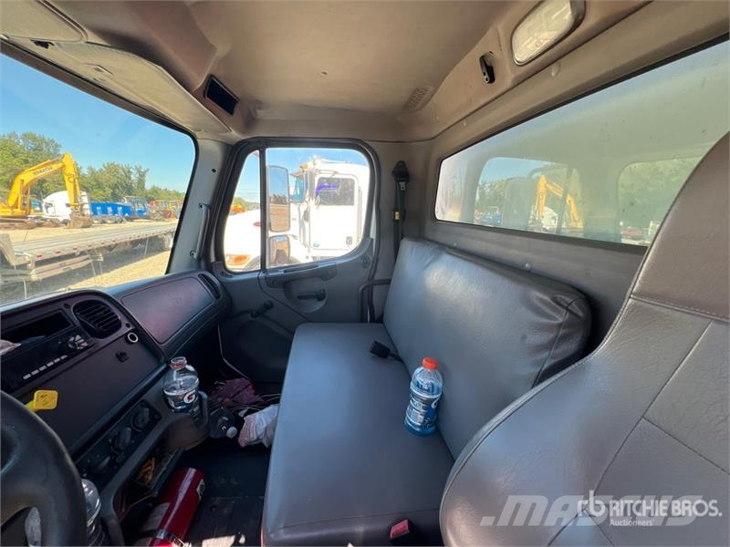 Freightliner M2 106 Van Truck Tovornjaki zabojniki