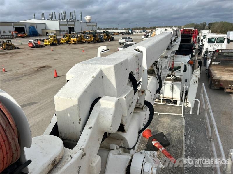 Freightliner M2 112 Teherautóra szerelt emelők és állványok