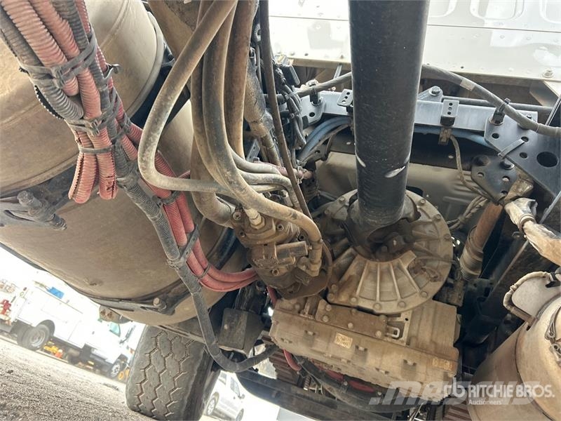 Freightliner M2 112 Teherautóra szerelt emelők és állványok