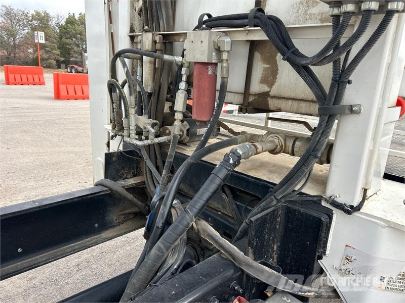 Freightliner M2 112 Teherautóra szerelt emelők és állványok