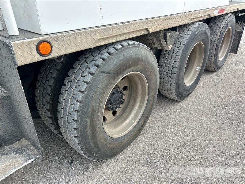 Freightliner M2 112 Teherautóra szerelt emelők és állványok