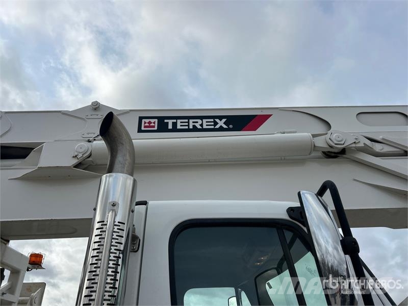 Freightliner M2 112 Teherautóra szerelt emelők és állványok