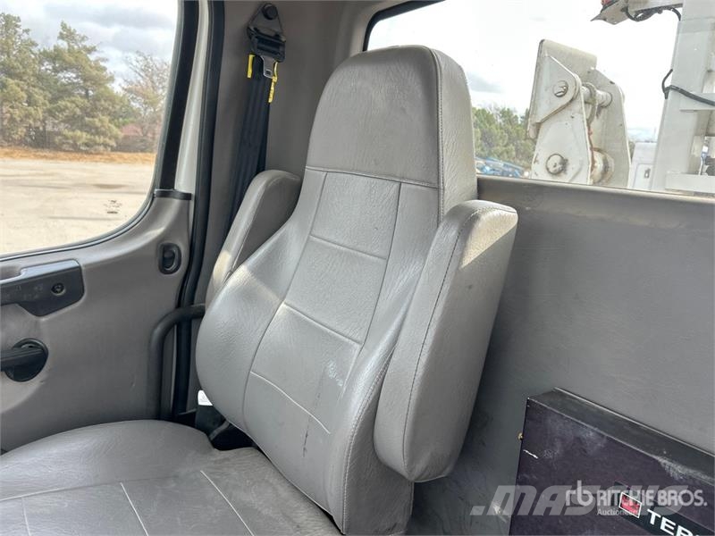 Freightliner M2 112 Teherautóra szerelt emelők és állványok