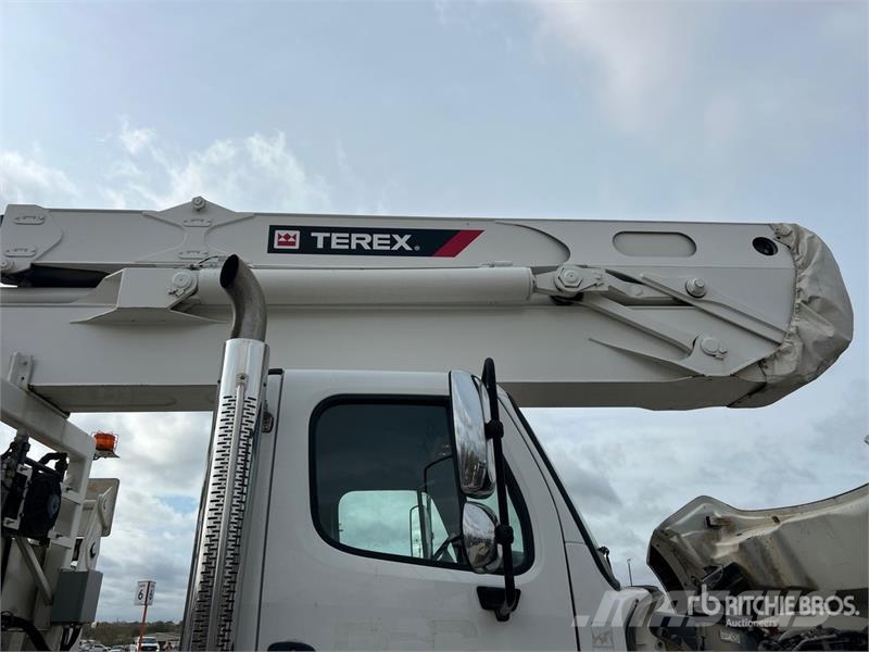 Freightliner M2 112 Teherautóra szerelt emelők és állványok