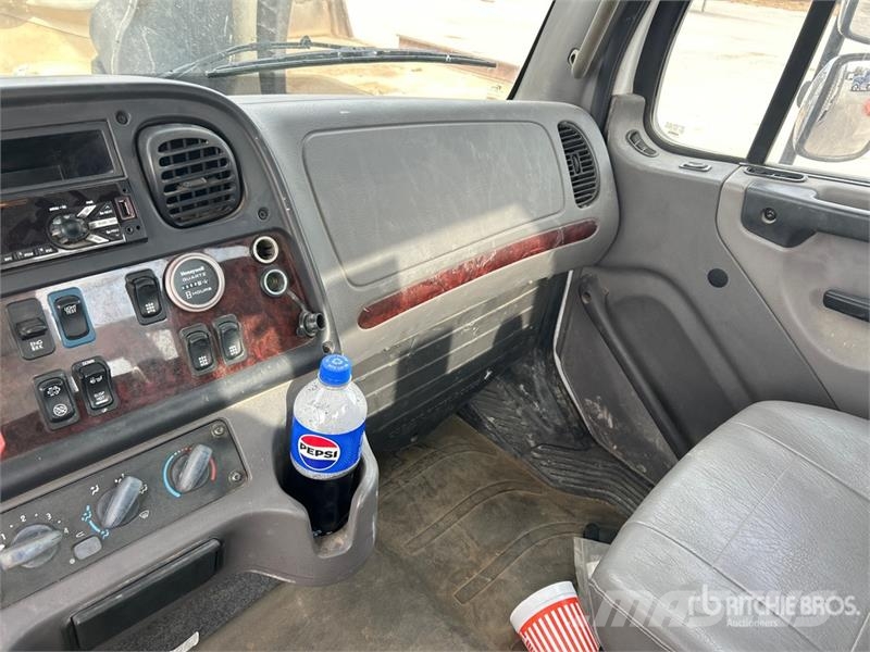 Freightliner M2 112 Teherautóra szerelt emelők és állványok