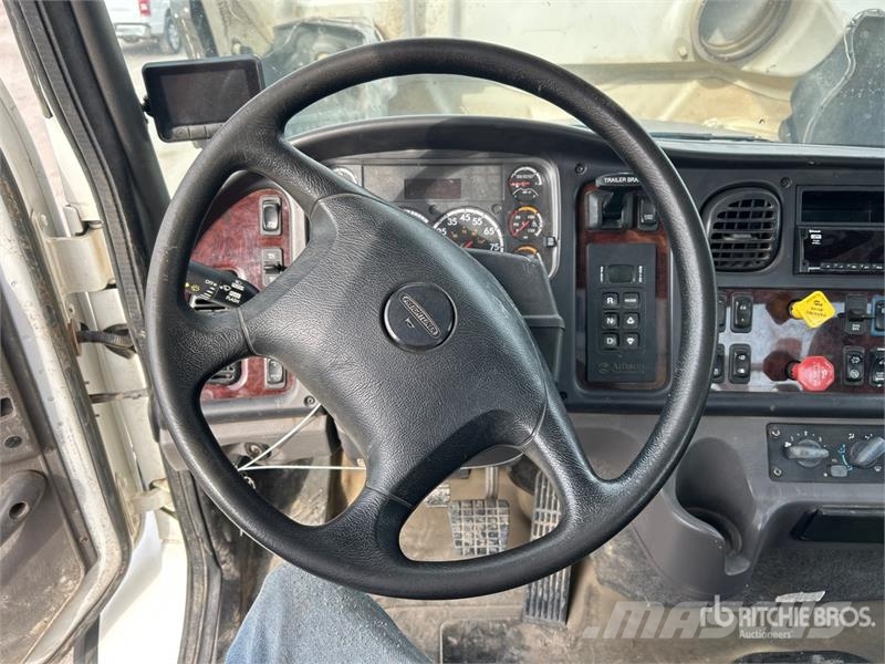 Freightliner M2 112 Teherautóra szerelt emelők és állványok