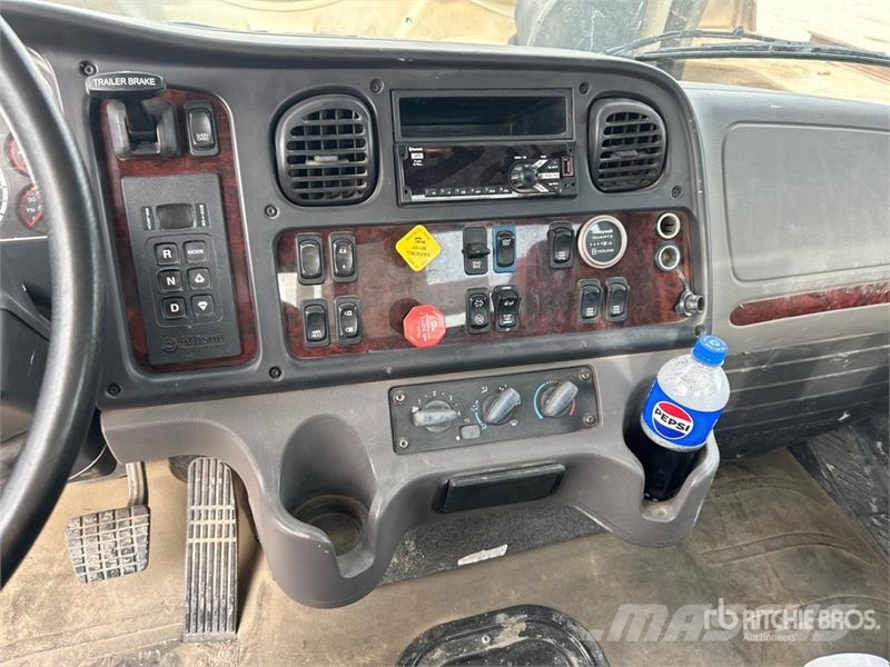 Freightliner M2 112 Teherautóra szerelt emelők és állványok