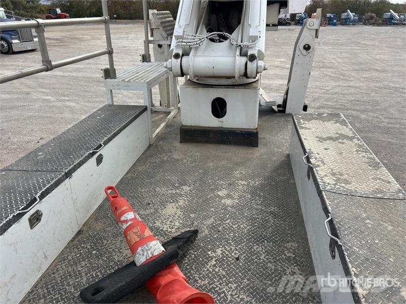Freightliner M2 112 Teherautóra szerelt emelők és állványok