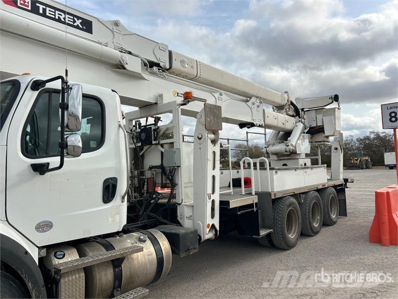 Freightliner M2 112 Teherautóra szerelt emelők és állványok