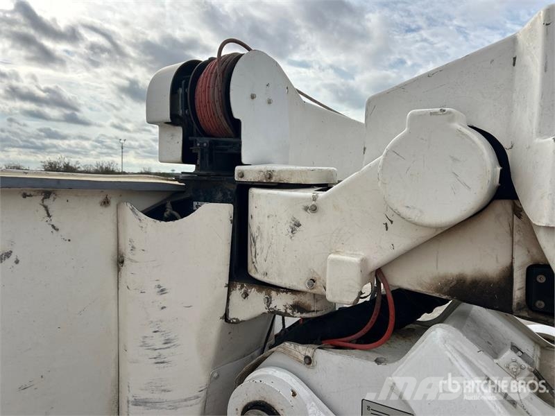 Freightliner M2 112 Teherautóra szerelt emelők és állványok
