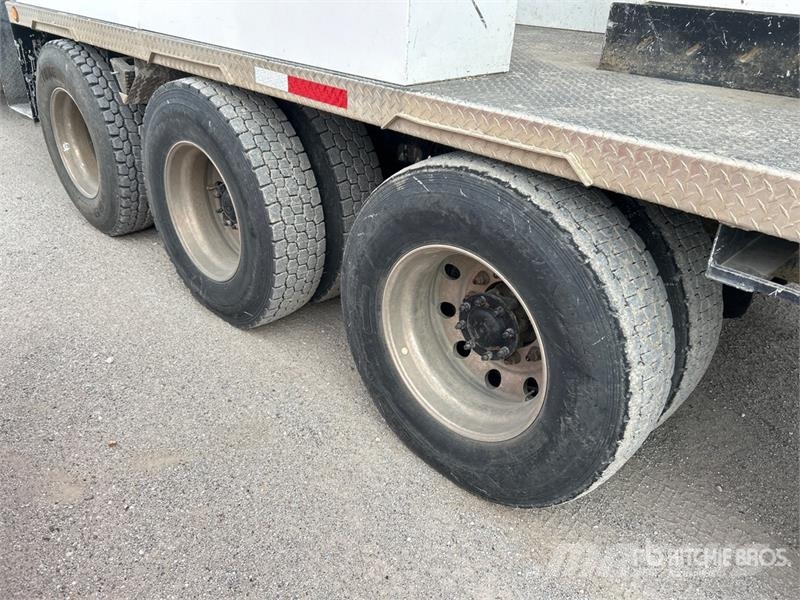 Freightliner M2 112 Teherautóra szerelt emelők és állványok