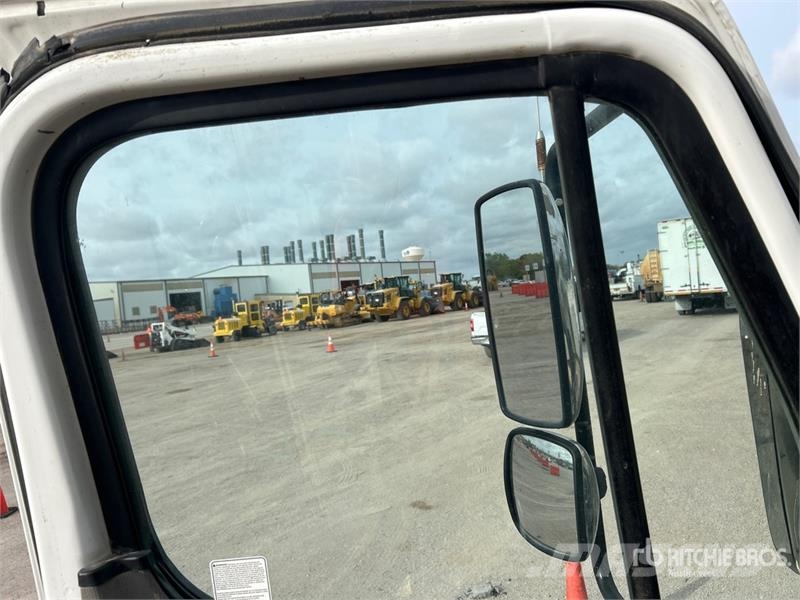 Freightliner M2 112 Teherautóra szerelt emelők és állványok