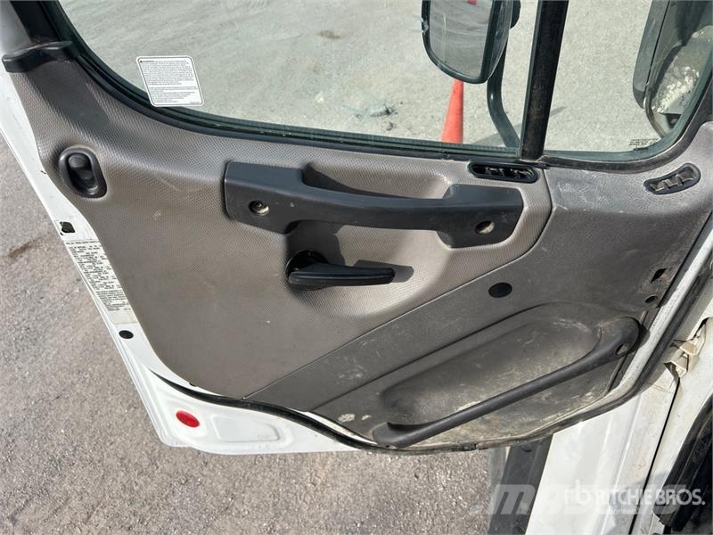 Freightliner M2 112 Teherautóra szerelt emelők és állványok